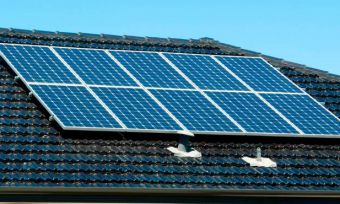 屋顶上的太阳能电池板。