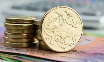 澳大利亚金币在5元和10元纸币之上。
