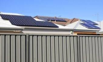 房子屋顶上的太阳能电池板