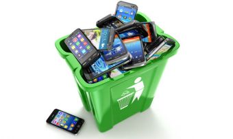 智能手机堆在一个绿色的垃圾桶