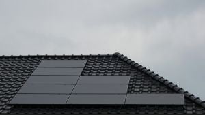 黑色的屋顶太阳能电池板