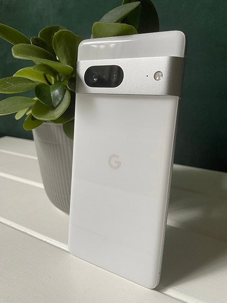 白色的Pixel 7手机背面