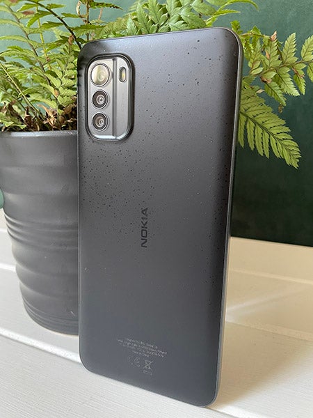 诺基亚G60 5G手机背面有盆栽植物