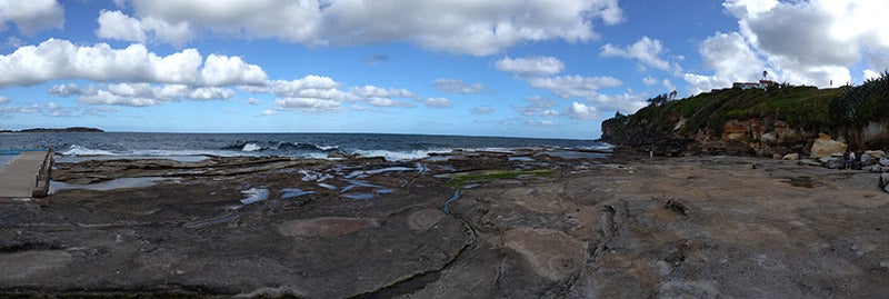 诺基亚G60拍摄的岩石池和海洋全景照片