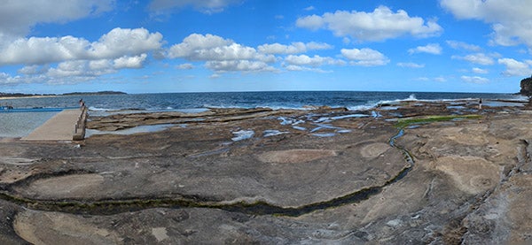 全景照片的海洋和岩石池