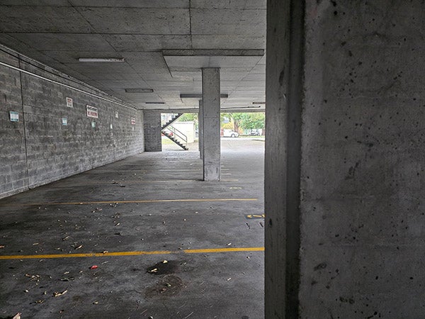 地下停车场照片