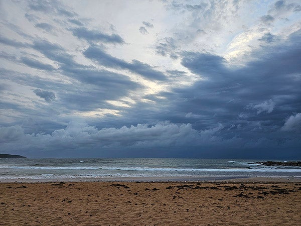 海滩上多云的早晨照片