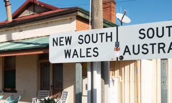 乡村澳大利亚城镇标志与卫星天线的背景
