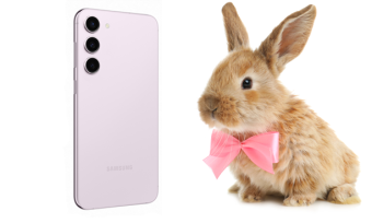 紫色的三星Galaxy S23旁边是带着粉色围巾的小兔子