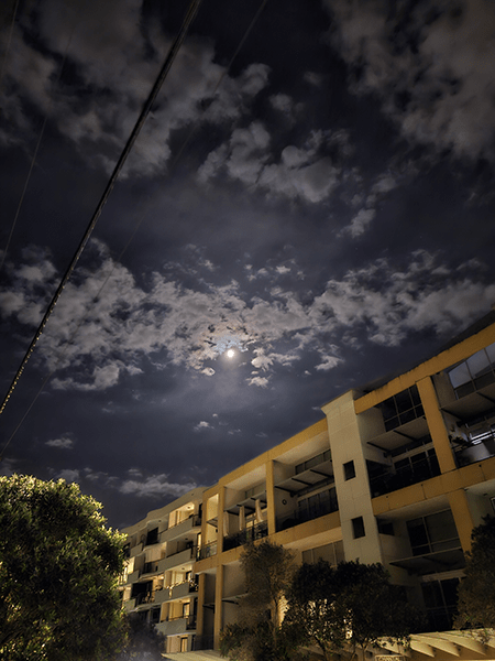 月亮在天空
