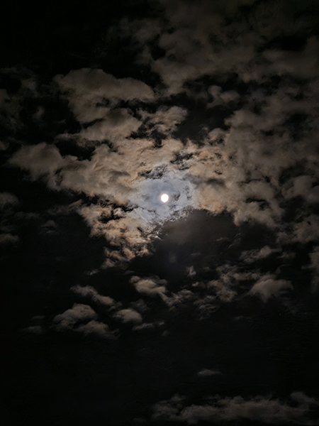 月亮在天空多云的夜晚