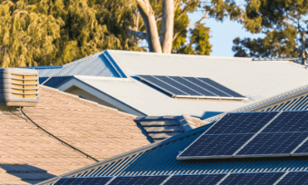 屋顶的太阳能电池板在房子在澳大利亚。
