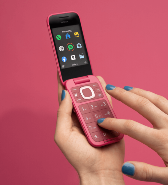 粉红色的诺基亚翻盖手机