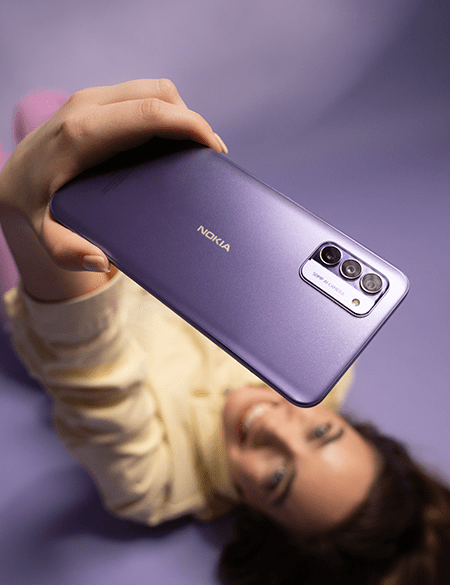 女人手里拿着诺基亚G42手机紫色