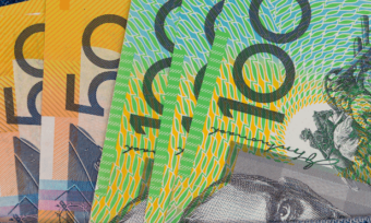 澳大利亚钱坐在琴的口袋里。