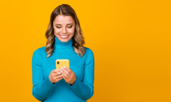 切换到更便宜的手机计划图像条女人拿着电话在黄色的背景下